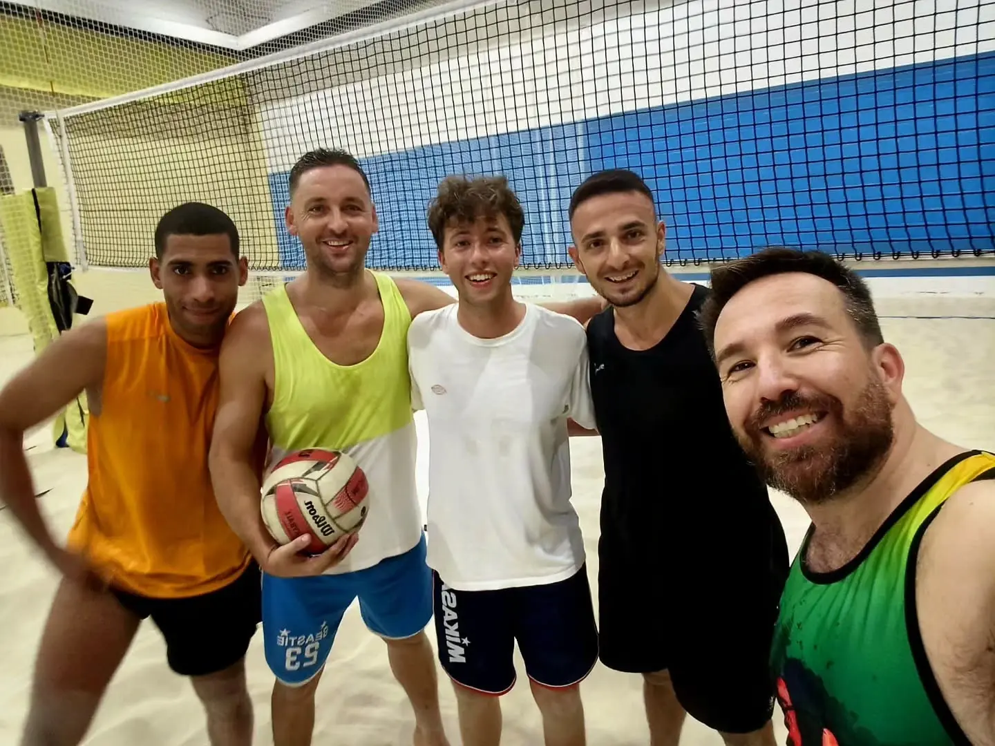 Un selfie di gruppo sulla sabbia durante gli Open Days BVME 2026.